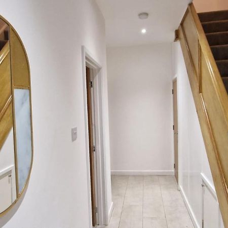 Shm Stays Leicester. Newly Renovated!! 15 Min Drive From City Centre, University. 9 Min Drive To Leicester City Stadium, 5 Min Drive To M1 & M69. 2 Min Walk To Bus Stop. Luaran gambar