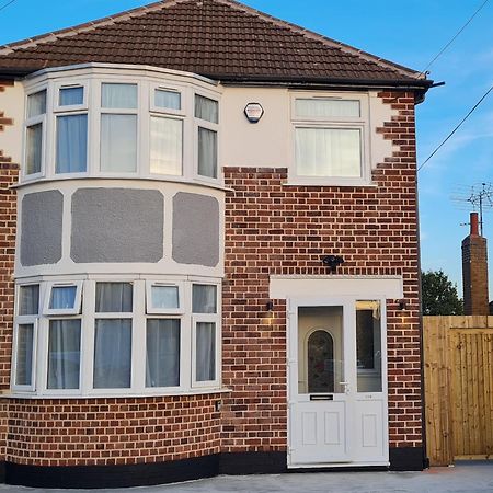 Shm Stays Leicester. Newly Renovated!! 15 Min Drive From City Centre, University. 9 Min Drive To Leicester City Stadium, 5 Min Drive To M1 & M69. 2 Min Walk To Bus Stop. Luaran gambar