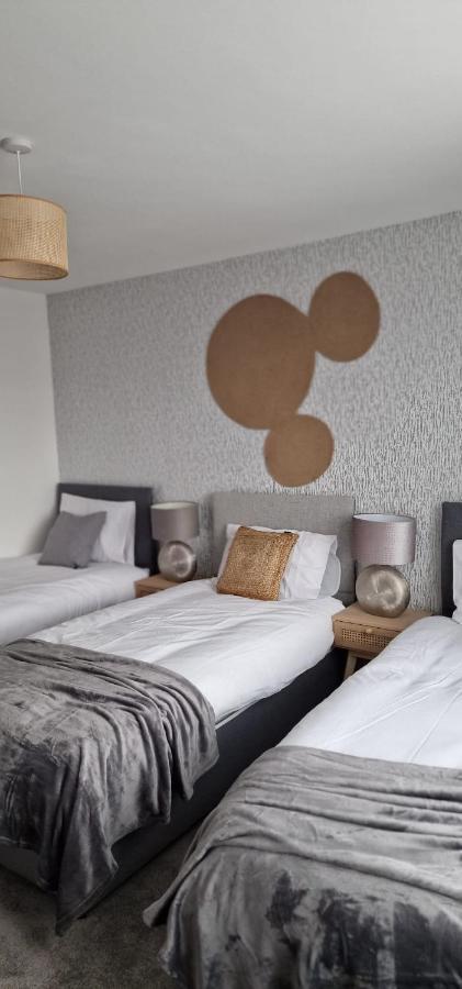 Shm Stays Leicester. Newly Renovated!! 15 Min Drive From City Centre, University. 9 Min Drive To Leicester City Stadium, 5 Min Drive To M1 & M69. 2 Min Walk To Bus Stop. Luaran gambar