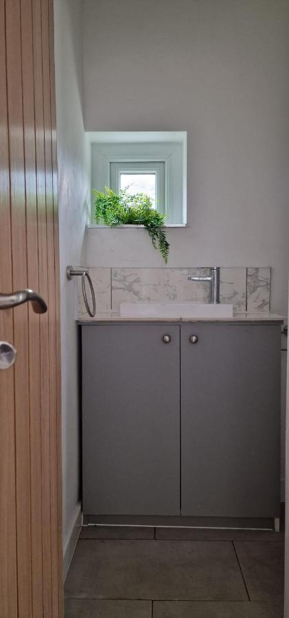 Shm Stays Leicester. Newly Renovated!! 15 Min Drive From City Centre, University. 9 Min Drive To Leicester City Stadium, 5 Min Drive To M1 & M69. 2 Min Walk To Bus Stop. Luaran gambar