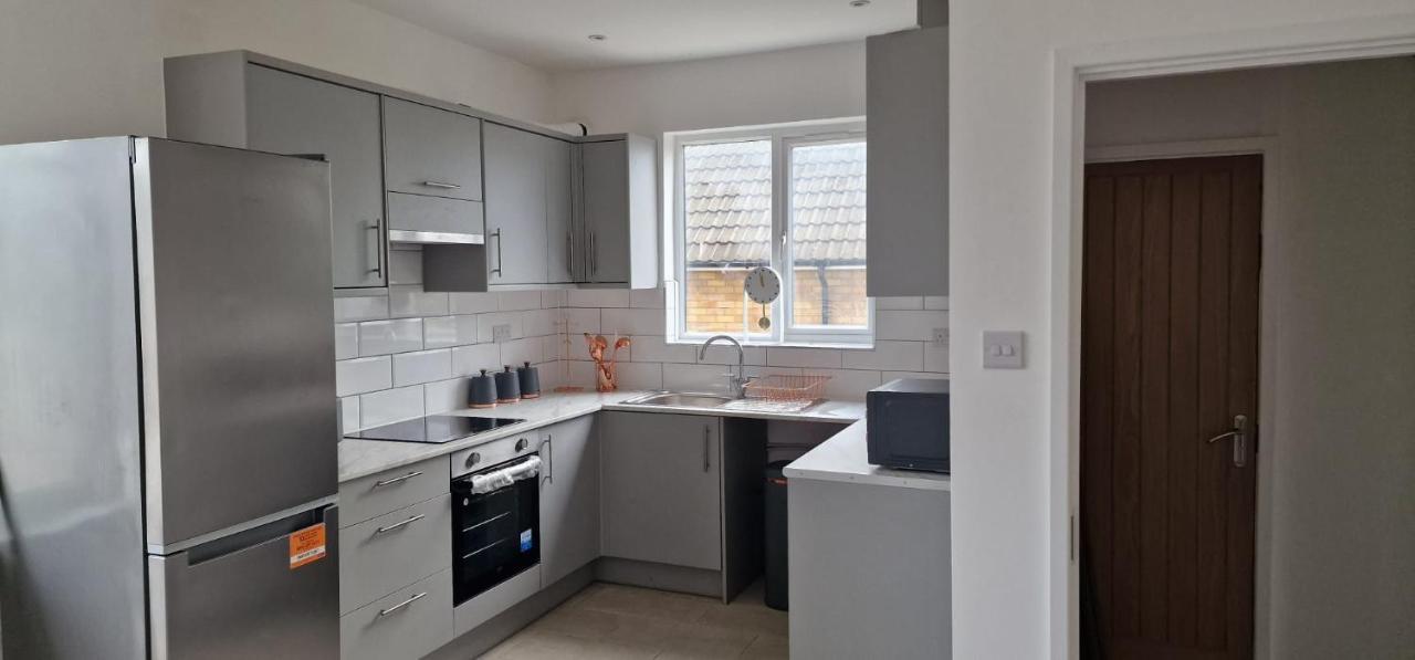 Shm Stays Leicester. Newly Renovated!! 15 Min Drive From City Centre, University. 9 Min Drive To Leicester City Stadium, 5 Min Drive To M1 & M69. 2 Min Walk To Bus Stop. Luaran gambar