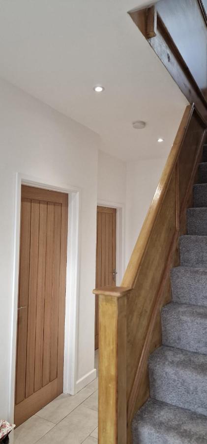 Shm Stays Leicester. Newly Renovated!! 15 Min Drive From City Centre, University. 9 Min Drive To Leicester City Stadium, 5 Min Drive To M1 & M69. 2 Min Walk To Bus Stop. Luaran gambar