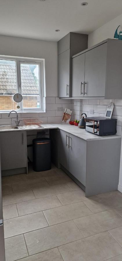 Shm Stays Leicester. Newly Renovated!! 15 Min Drive From City Centre, University. 9 Min Drive To Leicester City Stadium, 5 Min Drive To M1 & M69. 2 Min Walk To Bus Stop. Luaran gambar