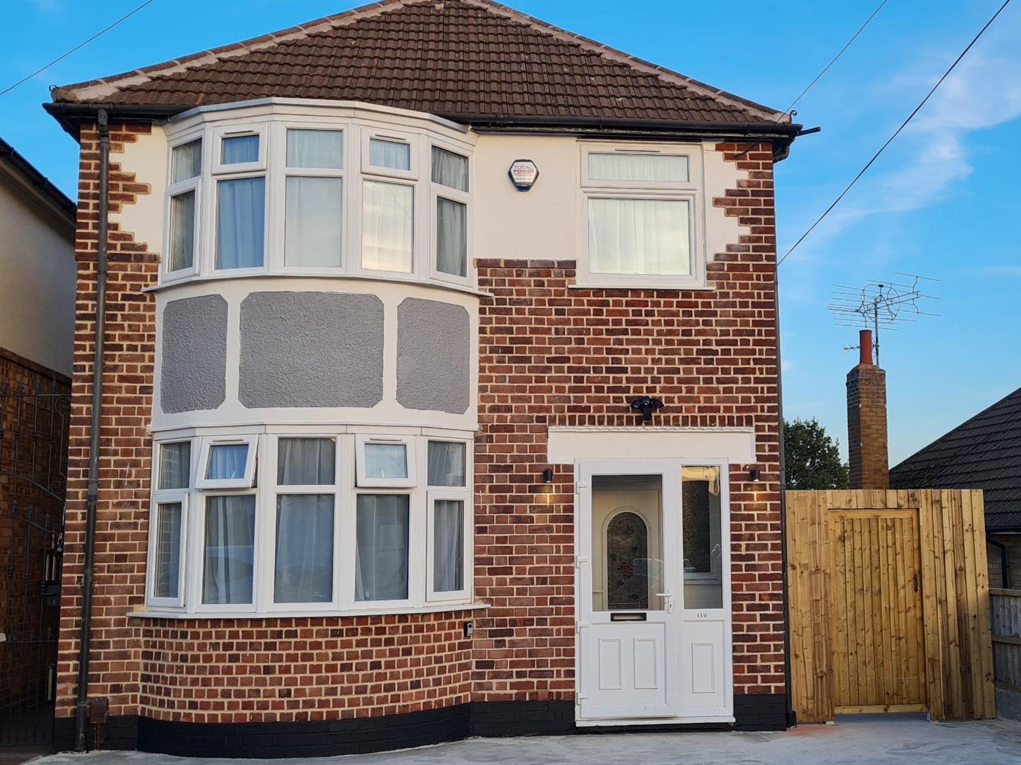 Shm Stays Leicester. Newly Renovated!! 15 Min Drive From City Centre, University. 9 Min Drive To Leicester City Stadium, 5 Min Drive To M1 & M69. 2 Min Walk To Bus Stop. Luaran gambar