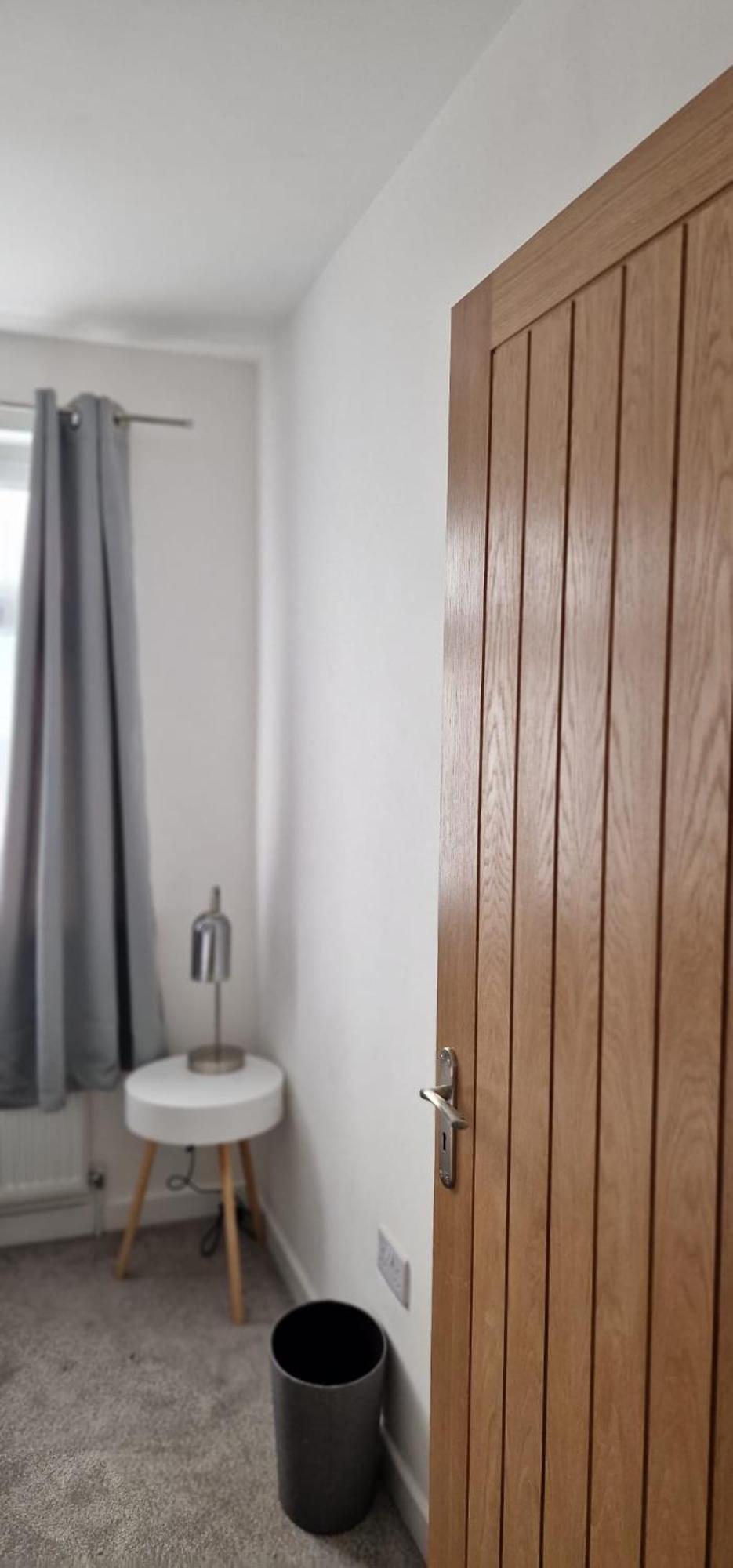Shm Stays Leicester. Newly Renovated!! 15 Min Drive From City Centre, University. 9 Min Drive To Leicester City Stadium, 5 Min Drive To M1 & M69. 2 Min Walk To Bus Stop. Luaran gambar